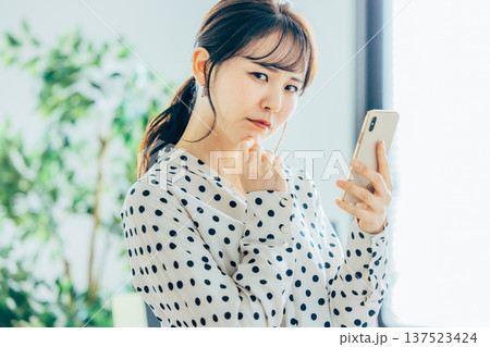 スマホを見る若い女性 スマホを見る若い女性 137523424
