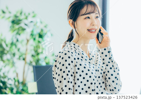 若い女性　スマホ 137523426