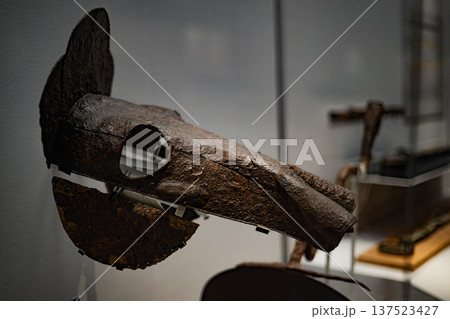 鉄の馬具　古代　装飾　工芸　鎧　マスク　馬の仮面　馬の鎧　歴史　工芸 137523427