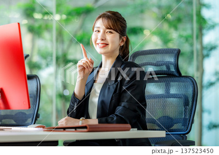 オフィスでパソコンを使って仕事する外国人女性 オフィスでパソコンを使って仕事する外国人女性 137523450