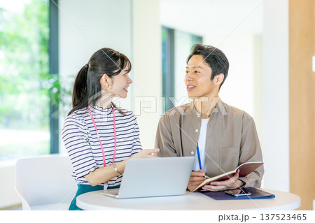 打ち合わせをする男女 打ち合わせをする男女 137523465