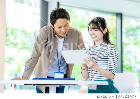 打ち合わせをする男女 137523477