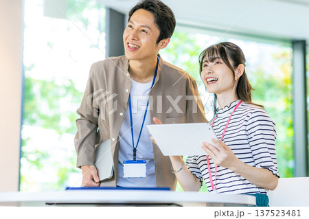 打ち合わせをする男女 137523481