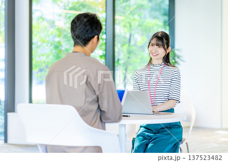 打ち合わせをする男女 打ち合わせをする男女 137523482