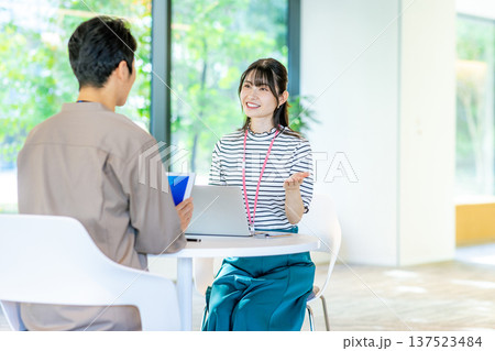 打ち合わせをする男女 打ち合わせをする男女 137523484