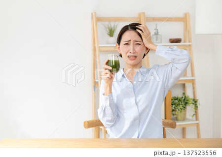 青汁を飲む女性 青汁を飲む女性 137523556