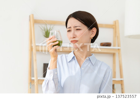 青汁を飲む女性 青汁を飲む女性 137523557