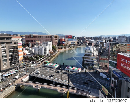 福岡市の街並みをドローンで空撮 137523607