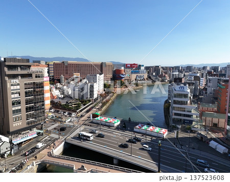 福岡市の街並みをドローンで空撮 福岡市の街並みをドローンで空撮 137523608