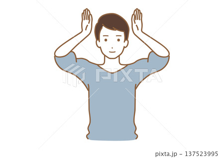 頭に手を掲げる男性 137523995