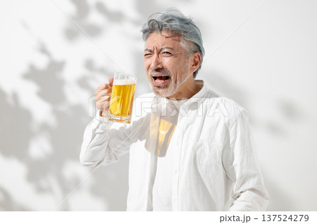 笑顔でビールジョッキを持つ男性 137524279