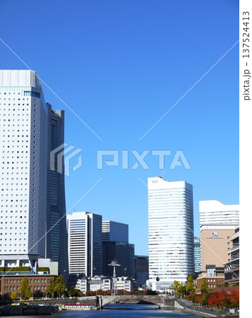 青空が広がる万国橋の風景 137524413