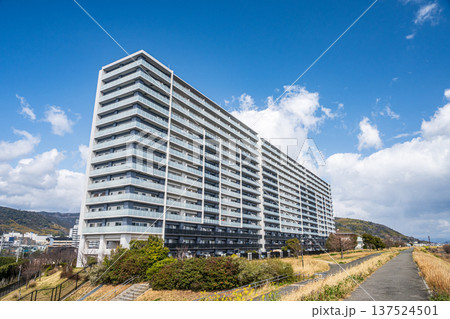 淀川右岸スーパー堤防上のマンション　大阪府高槻市 137524501