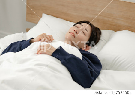眠れない女性 眠れない女性 137524506