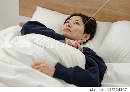 眠れない女性 137524507