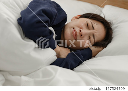 眠れない女性 眠れない女性 137524509