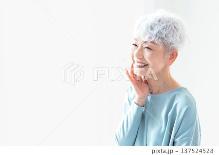 考えるシニア女性 考えるシニア女性 137524528