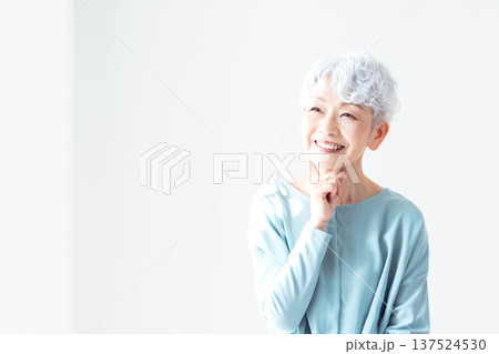 考えるシニア女性 137524530