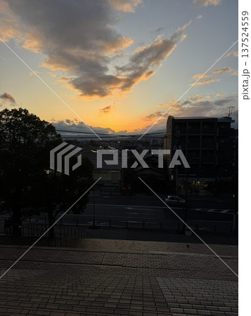 住宅街の中に沈む夕日 137524559