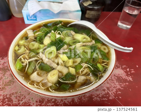 埼玉県秩父市のラーメン屋、「珍達そば」のネギたっぷりの珍達そばです。 137524561