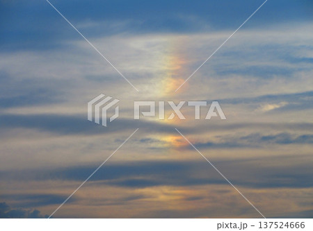 夕暮れの空に彩雲があらわれた風景 夕暮れの空に彩雲があらわれた風景 137524666
