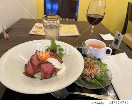 半熟の卵の黄身が載った、美味しいローストビーフ丼と赤ワインです。 半熟の卵の黄身が載った、美味しいローストビーフ丼と赤ワインです。 137524783