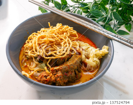 Khao Soi Northern Thai Curry Noodle Soup with Crispy Noodles in Bowl 137524794