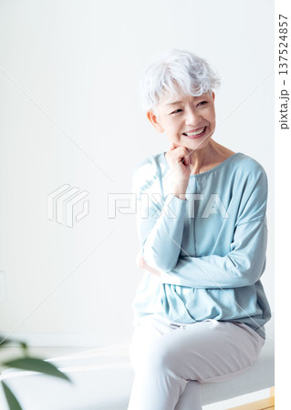 考えるシニア女性 考えるシニア女性 137524857