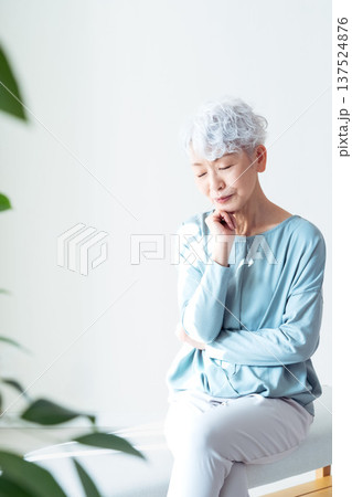 考えるシニア女性 137524876