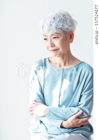 考えるシニア女性 考えるシニア女性 137524877