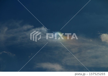 彩雲　虹色の雲　キラ雲　七色の雲 137525203