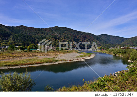 嵯峨野嵐山　渡月橋と大堰川（桂川） 137525347