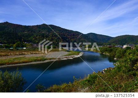 嵯峨野嵐山 渡月橋と大堰川(桂川) 嵯峨野嵐山 渡月橋と大堰川(桂川) 137525354
