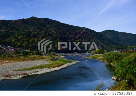 嵯峨野嵐山　渡月橋と大堰川（桂川） 137525357