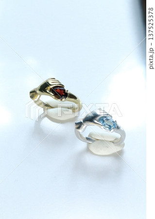 おしゃれな指輪のイメージ画像　大人っぽいアクセサリーの素材 137525378