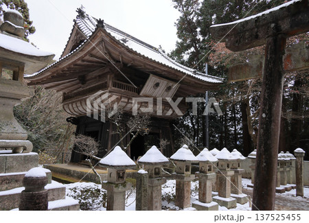 四国遍路の番外霊場。四国別格二十霊場第十五番札所「箸蔵寺」鐘楼堂 四国遍路の番外霊場。四国別格二十霊場第十五番札所「箸蔵寺」鐘楼堂 137525455