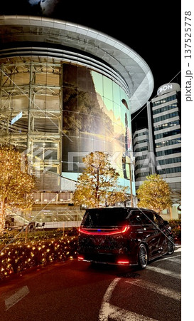 イルミネーションが輝く夜の都会の風景 イルミネーションが輝く夜の都会の風景 137525778