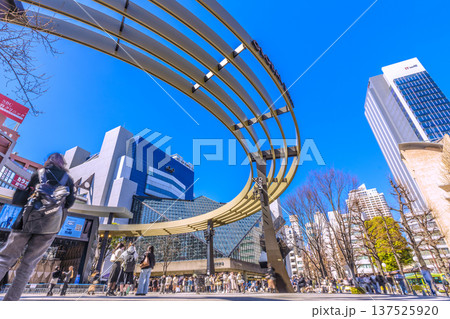 日本の東京都市景観 賑わう池袋駅前の池袋西口公園・グローバルリングやITタワー東京などを望む＝8日 137525920