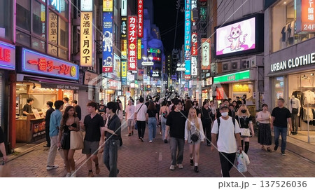 賑わう夜の繁華街 137526036