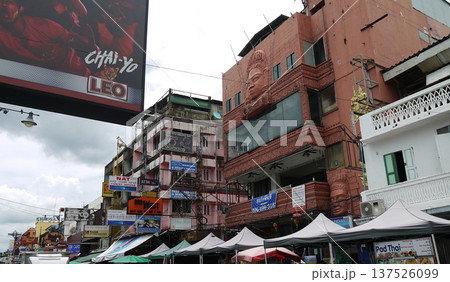 バンコク　カオサン通りの街並み 137526099