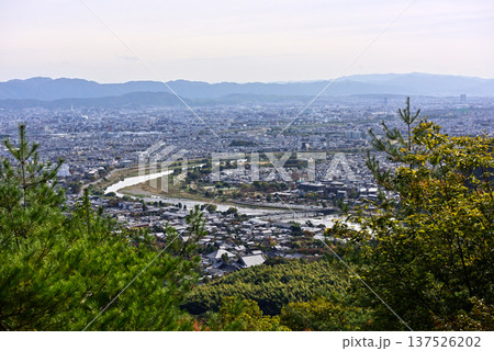 小倉山山頂から望む渡月橋と桂川（大堰川） 137526202