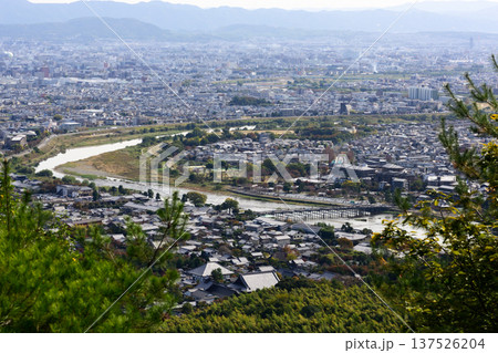 小倉山山頂から望む渡月橋と桂川(大堰川) 小倉山山頂から望む渡月橋と桂川(大堰川) 137526204