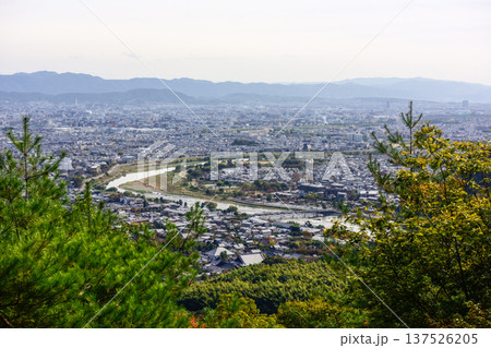 小倉山山頂から望む渡月橋と桂川(大堰川) 小倉山山頂から望む渡月橋と桂川(大堰川) 137526205