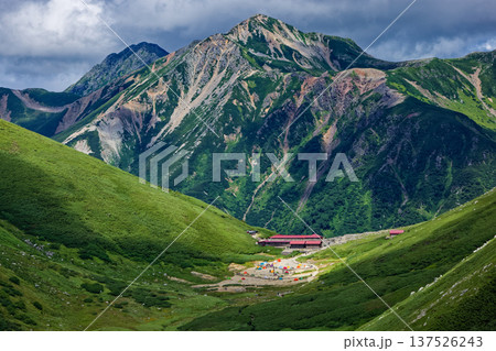 弓折岳稜線から見る双六小屋と雲湧く鷲羽岳・水晶岳 137526243