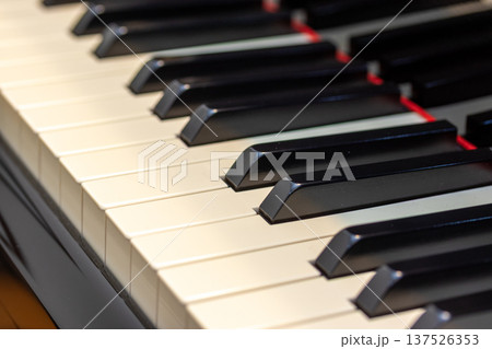 ピアノの鍵盤 137526353