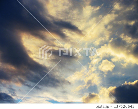 不穏な雰囲気の夕暮れの空の風景 不穏な雰囲気の夕暮れの空の風景 137526643