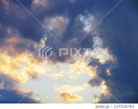 不穏な雰囲気の夕暮れの空の風景 不穏な雰囲気の夕暮れの空の風景 137526761