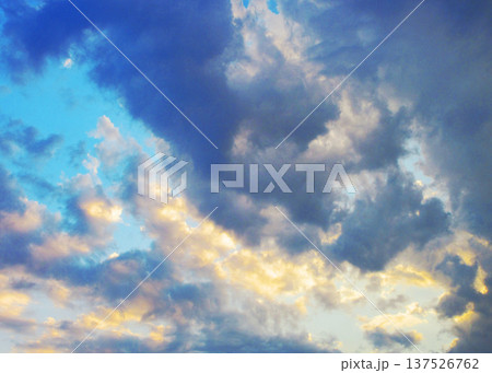 不穏な雰囲気の夕暮れの空の風景 不穏な雰囲気の夕暮れの空の風景 137526762