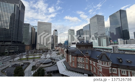 昼間の東京駅・丸の内都市風景　東京都 137526786