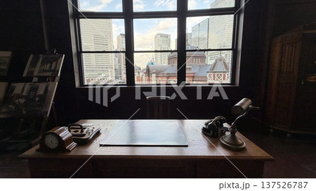 東京駅と旧東京中央郵便局長室 137526787